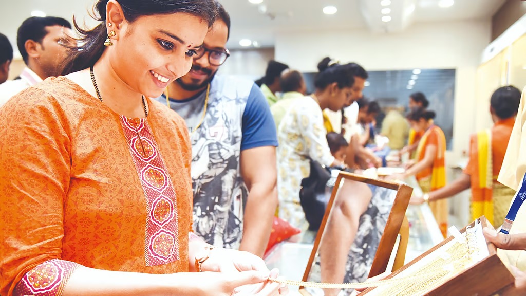 എണ്ണവില 105 ഡോളറിന് മുകളില്‍; സ്വര്‍ണവിലയില്‍ മാറ്റമില്ല, 1,13,000ല്‍ താഴെ തന്നെ