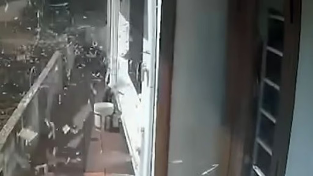 അര കിലോമീറ്റര്‍ ചുറ്റളവിലുള്ള അന്‍പതോളം വീടുകള്‍ക്ക് കനത്ത നാശനഷ്ടം, എല്ലാ വീടുകളുടെയും ജനല്‍ ചില്ലുകള്‍ തകര്‍ന്നു; വാതിലുകള്‍ പൊട്ടിത്തെറിച്ചു