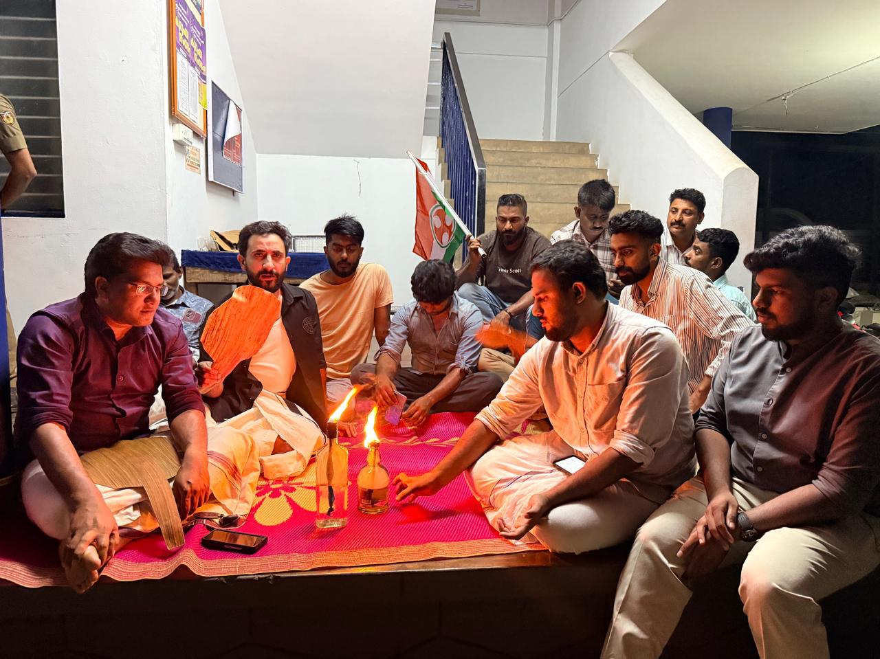 അപ്രഖ്യാപിത പവർ കട്ടിനെതിരെ പ്രതീകാത്മക സമരവുമായി യൂത്ത് കോൺഗ്രസ്