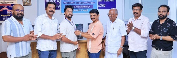 എകെപിഎ തിരിച്ചറിയല്‍ കാര്‍ഡ് വിതരണം നടത്തി