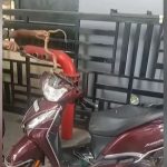 സ്‌കൂട്ടറിനുള്ളില്‍ നിന്നും ചീറ്റല്‍; പുറത്തെടുത്തത് മൂര്‍ഖന്‍ പാമ്പിനെ