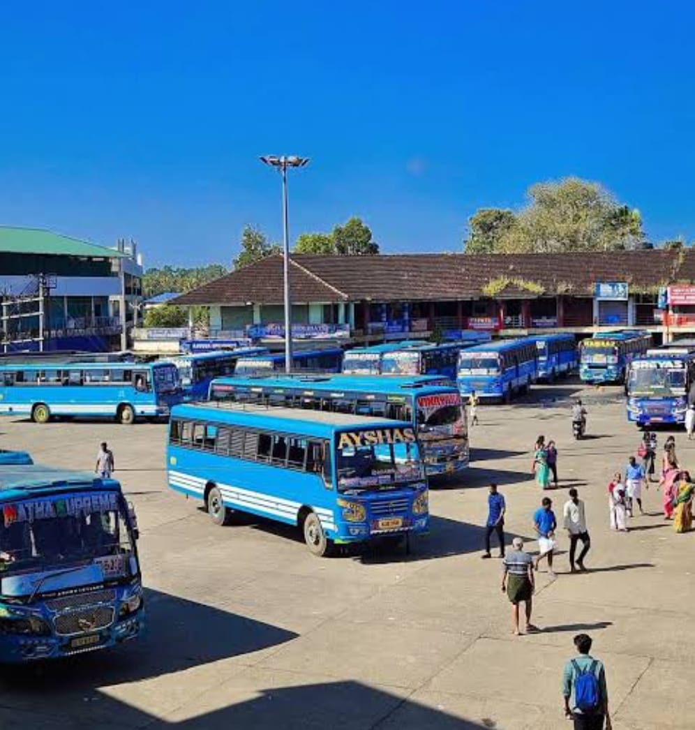 ഞങ്ങളെയും കേള്‍ക്കണം’; കെഎസ്‌ആര്‍ടിസി ബസുകളില്‍ സ്ത്രീകള്‍ക്ക് ഫ്രീ യാത്ര പ്രഖ്യാപനത്തില്‍ പ്രതിഷേധവുമായി സ്വകാര്യ ബസുടമകള്‍