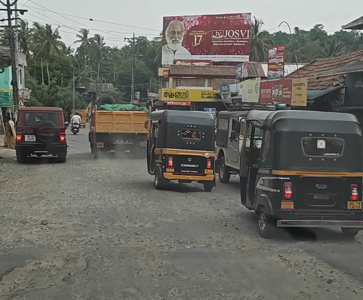 പുൽപ്പള്ളി താഴെയങ്ങാടി മാർക്കറ്റിന്റെ സമീപവും, പഴയ ഗവൺമെൻറ് ഹോസ്പിറ്റലിന് സമീപമുള്ള റോഡിൽ തേക്ക് മുറിച്ച് ഭാഗവും ഉടൻ ഗതാഗതയോഗ്യമാക്കണമെന്ന് പെരിക്കല്ലൂർ പൗരസമിതി ആവശ്യപ്പെട്ടു