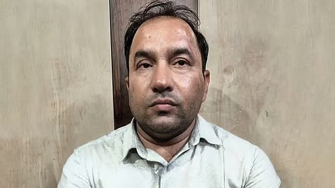 ‘ഡാര്‍ലിങ്, രണ്ട് ചോദ്യപേപ്പറുകള്‍ സംഘടിപ്പിച്ചിട്ടുണ്ട്; നീ എപ്പോഴാണ് കാണാന്‍ വരുന്നത്?’ നീറ്റ് ക്രമക്കേടില്‍ അധ്യാപകന്‍ അറസ്റ്റില്‍