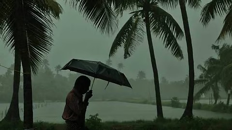 മഴ കനക്കുന്നു; സംസ്ഥാനത്ത് രണ്ടു ജില്ലകളില്‍ ഓറഞ്ച് അലര്‍ട്ട്, ഇടിമിന്നല്‍ ജാഗ്രതാ നിര്‍ദേശം