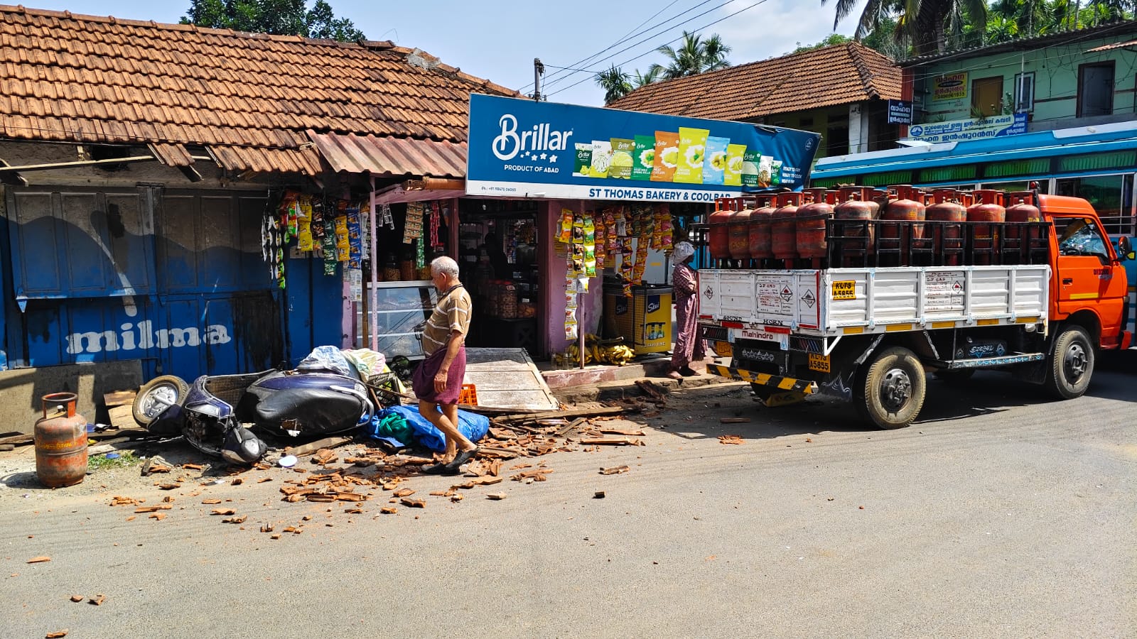 പെരിക്കല്ലൂർ (33) ടൗണിൽ ഭാരത് ഗ്യാസ് വണ്ടി കൂൾബാറിലേക്ക് ഇടിച്ചു കയറി