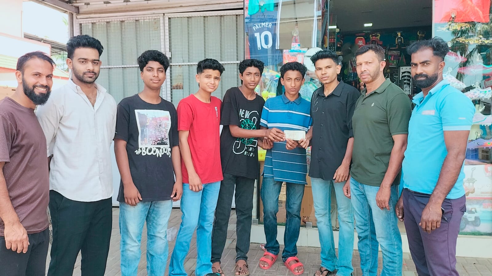 കളഞ്ഞു കിട്ടിയ പണം ഉടമസ്ഥന് തിരിച്ചു നൽകി വിദ്യാർത്ഥികൾ മാതൃകയായി