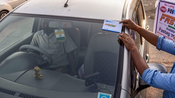 യാത്രക്കാ‌‍‌ർക്ക് പുതിയ നി‍‌ർദേശവുമായി എൻഎച്ച്എഐ; ‘ബ്ലാക്ക് ലിസ്റ്റ് ചെയ്യാതിരിക്കാൻ വാഹനങ്ങളുടെ മുൻഗ്ലാസിൽ തന്നെ ഫാസ്ടാഗ് വക്കണം’
