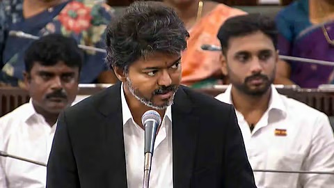 വിഡി സതീശൻ മന്ത്രിസഭയുടെ സത്യപ്രതിജ്ഞയ്ക്ക് എന്തുകൊണ്ട് വിജയ് വരില്ല?