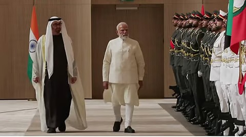 ‘പശ്ചിമേഷ്യയിൽ സമാധാനം വേണം, ഇന്ത്യ ഒപ്പമുണ്ട്’; യുഎഇയിൽ പ്രധാനമന്ത്രിക്ക് യുദ്ധവിമാനങ്ങളുടെ അകമ്പടിയോടെ സ്വീകരണം