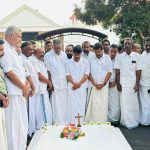 മുന്‍മുഖ്യമന്ത്രി ഉമ്മന്‍ചാണ്ടിയുടെ കല്ലറയിലെത്തി പ്രാര്‍ഥിച്ച് മന്ത്രി അഡ്വ. ടി സിദ്ദിഖ്.
