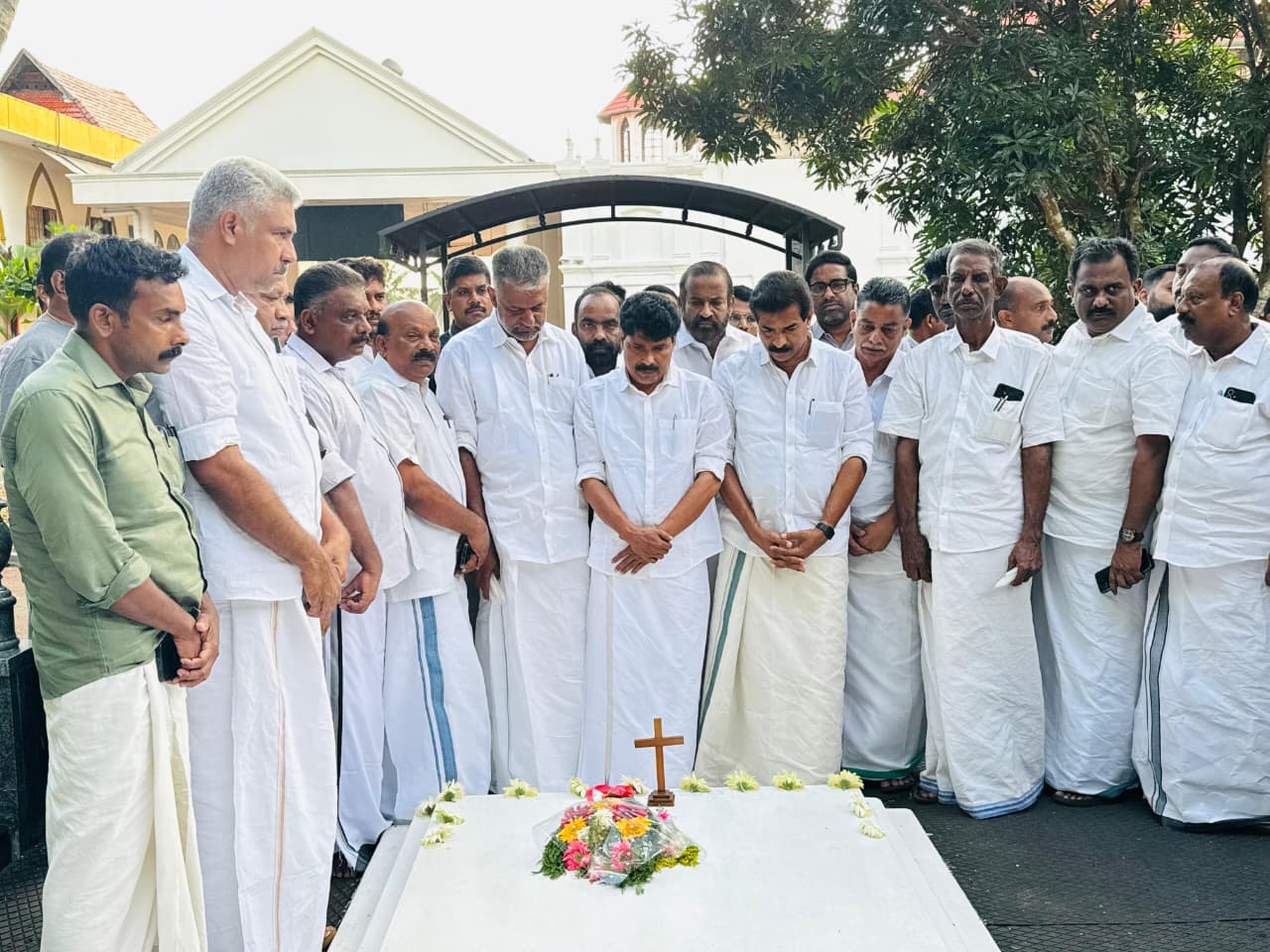 മുന്‍മുഖ്യമന്ത്രി ഉമ്മന്‍ചാണ്ടിയുടെ കല്ലറയിലെത്തി പ്രാര്‍ഥിച്ച് മന്ത്രി അഡ്വ. ടി സിദ്ദിഖ്.