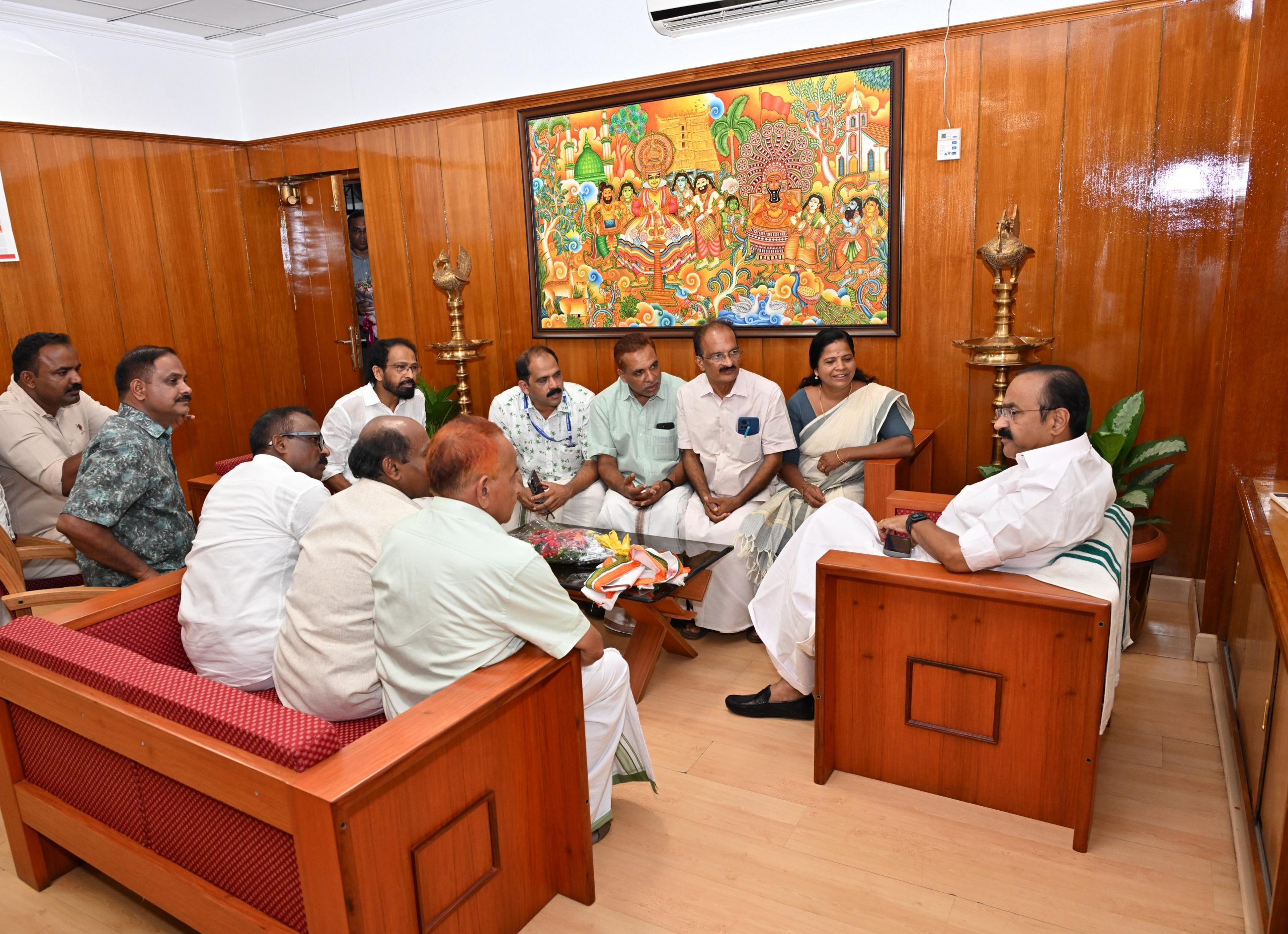 വയനാട് ജില്ല അനുഭവിക്കുന്ന സുപ്രധാനമായ പ്രശ്നങ്ങൾ മാനന്തവാടി എം എൽ എ ഉഷാ വിജയൻ വയനാട് യുഡിഫ് നേതാക്കൾ എന്നിവർ മുഖ്യമന്ത്രി വിഡി സതീശൻ്റെ ശ്രദ്ധയിൽപ്പെടുത്തി.