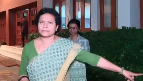 ‘രതിജീവിത’; രാഹുല്‍ മാങ്കൂട്ടത്തില്‍ കേസിലെ അതിജീവിതയെ അധിക്ഷേപിച്ച് ദീപ ജോസഫ്, മാധ്യമപ്രവര്‍ത്തകര്‍ക്ക് നേരെ ആക്രോശം