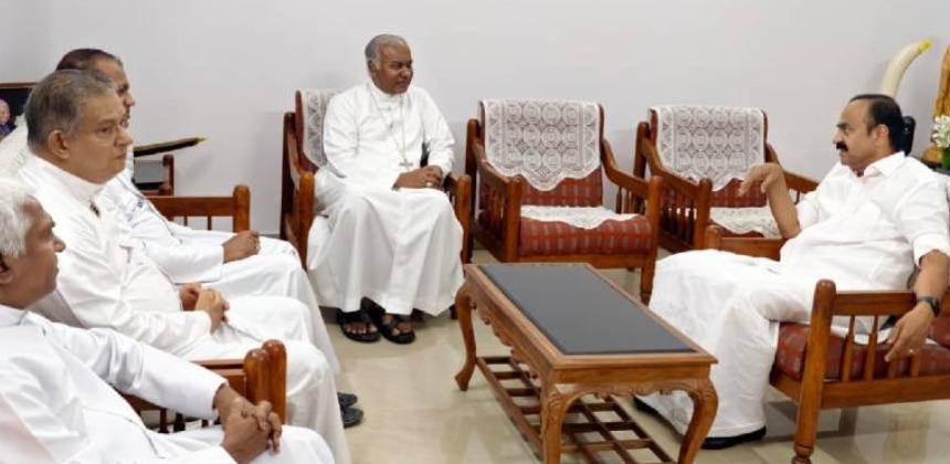 ‘സി പി ജോണിനോ, ഷിബു ബേബി ജോണിനോ ഫിഷറീസ് വകുപ്പ് നൽകണം’; ആവശ്യത്തിൽ ഉറച്ച് ലത്തീൻ സഭ