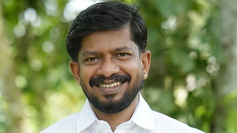 സെക്യൂരിറ്റിയായും ഇന്റര്‍നെറ്റ് കഫേയിലും ജോലി; തൊഴിലുറപ്പ് തൊഴിലാളിയായ അമ്മയുടെ മകന്‍; ഒ ജെ ജനീഷിന്റെ മാസ് എന്‍ട്രി