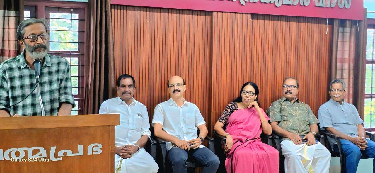 മായാമനുഷ്യർ മനുഷ്യ കുലത്തിൻ്റെ ആകുലതകൾ പങ്കുവയ്ക്കുന്ന കൃതി