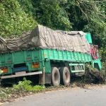 വയനാട് ചുരത്തിൽ ലോറി ഓവുചാലിലേക്ക് ചരിഞ്ഞു അപകടം