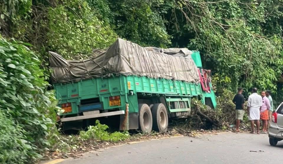 വയനാട് ചുരത്തിൽ ലോറി ഓവുചാലിലേക്ക് ചരിഞ്ഞു അപകടം