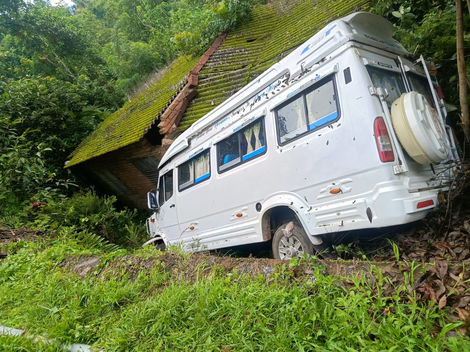 സ്കൂൾ ബസ് മറിഞ്ഞ് ഡ്രൈവർ ഉൾപ്പെടെ നിരവധി പേർക്ക് പരിക്ക്