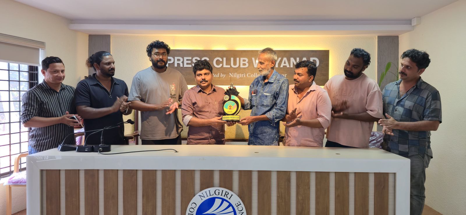ജില്ലാ ഇന്‍ഫര്‍മേഷന്‍ ഓഫീസര്‍ക്ക് യാത്രയയപ്പ് നല്‍കി