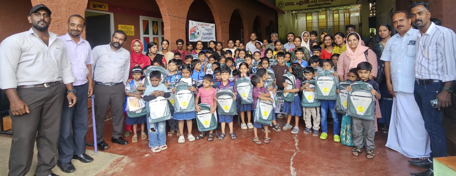 എടപ്പെട്ടി സ്കൂൾ വിദ്യാർത്ഥികൾക്ക് പഠനോപകരണങ്ങൾ ലഭ്യമാക്കി