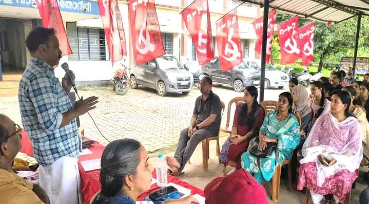 വാട്ടര്‍ അതോറിറ്റി ജീവനക്കാര്‍ ധര്‍ണ്ണ നടത്തി