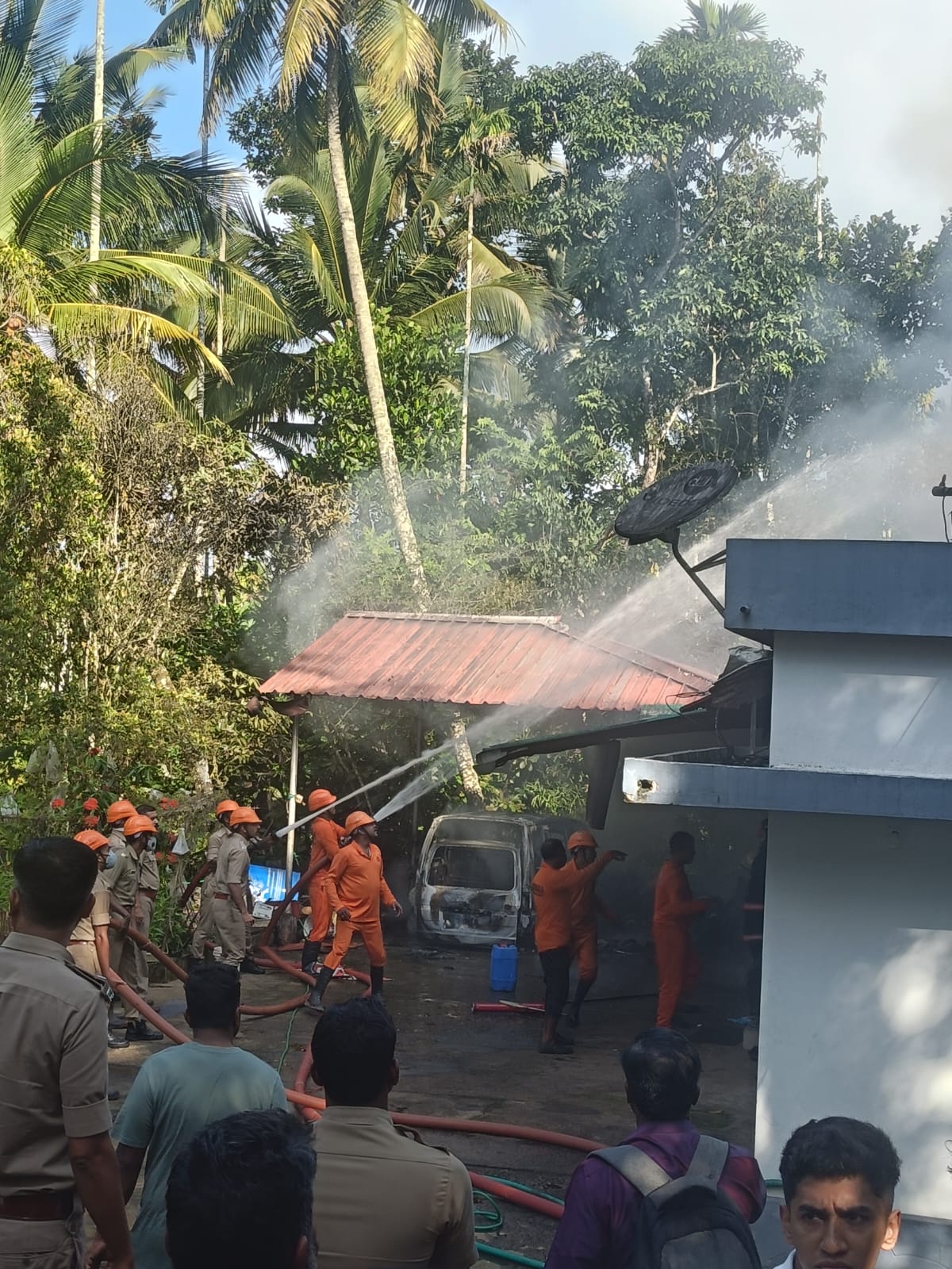 വാഴവറ്റയില്‍ വീടിനും വാഹനങ്ങള്‍ക്കും തീപിടിച്ചു: ഉടമസ്ഥന് പൊള്ളലേറ്റു