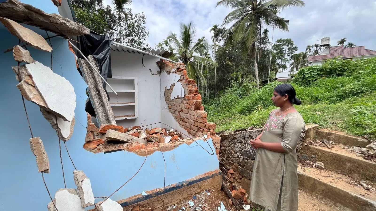 ആ ലോറി തകർത്തത് കിടപ്പാടവും ജീവിതവും, ഉടമയും ജനപ്രതിനിധികളും കൈവിട്ടു’; നീതിതേടി ബിന്ദുവും മക്കളും
