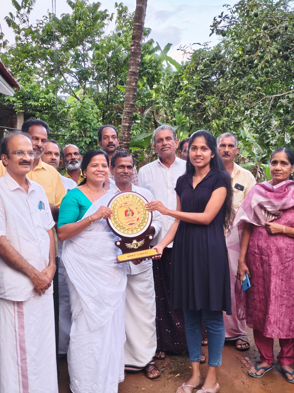 സുവോളജിയിൽ ഡോക്ടറേറ്റ് നേടിയ അഞ്ചു ബേബിയേ ആദരിച്ചു