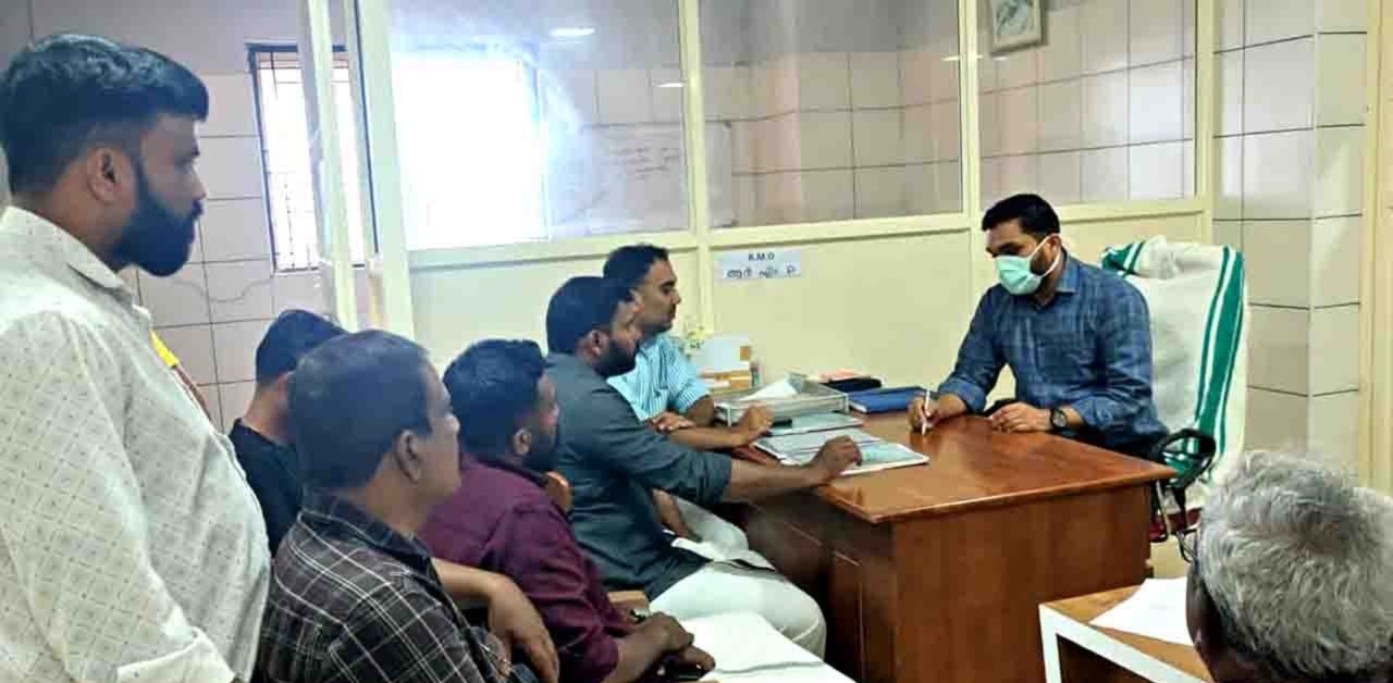 ബില്ലിങ് കൗണ്ടറിലെ തിരക്ക്; വയനാട് മെഡിക്കല്‍ കോളേജില്‍ സിപിഐഎം പ്രതിഷേധം
