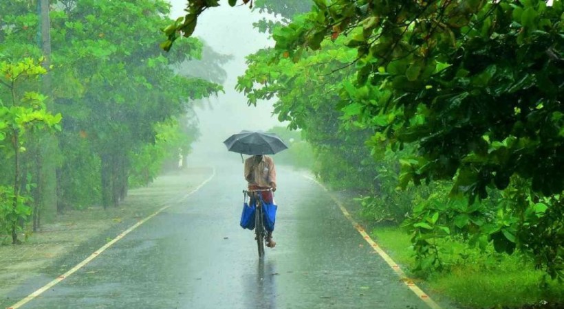 മഴ കനക്കും ; ഇന്ന് എല്ലാ ജില്ലകളിലും മഴ മുന്നറിയിപ്പ്