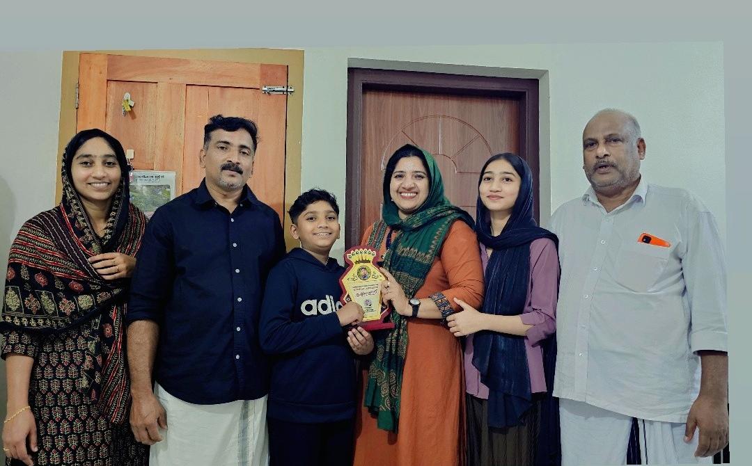 പൊതുഇടം ശുചീകരിച്ച ഏഴാം ക്ലാസുകാരൻ ഫവാസിന് അനുമോദനം;നാടിന് മാതൃകയെന്ന് സൽമാ മോയി
