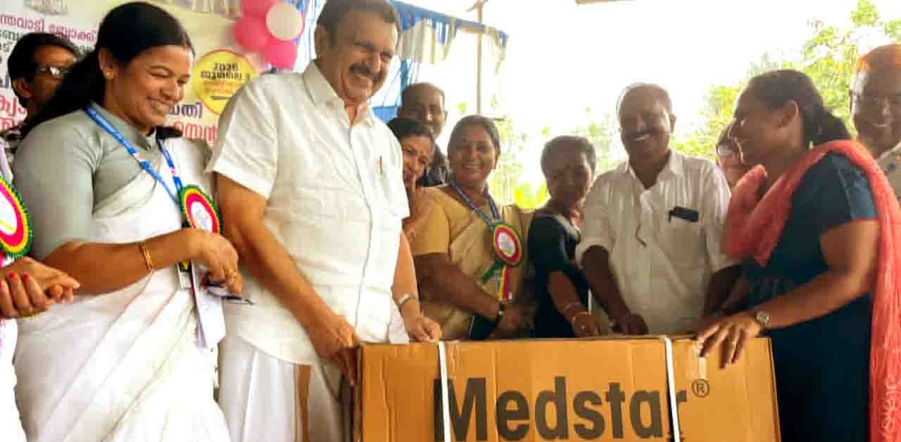 അംബേദ്കര്‍ ക്യാന്‍സര്‍ സെന്ററിന് വീല്‍ ചെയറുകള്‍ നല്‍കി