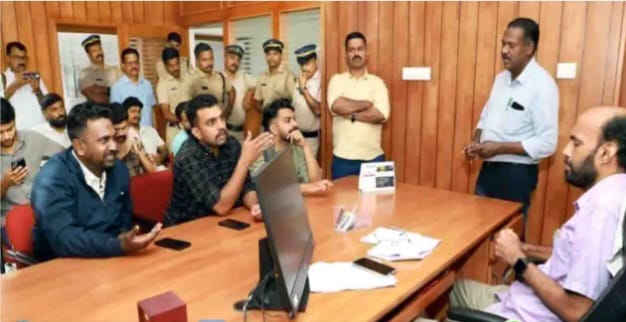 പൊതു ശൗചാലയങ്ങൾ അടച്ചുപൂട്ടിയ നടപടി യൂത്ത് കോൺഗ്രസ് കൽപ്പറ്റ നഗരസഭാ സെക്രട്ടറിയെ ഉപരോധിച്ചു