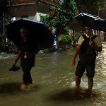 കലിത്തുള്ളി കാലവര്‍ഷം, വിറങ്ങലിച്ച് മുംബൈ നഗരം; വെള്ളക്കെട്ടും ഗതാഗത കുരുക്കും രൂക്ഷം, സ്‌കൂളുകള്‍ക്ക് അവധി