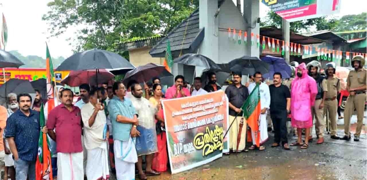വയനാട് മെഡിക്കല്‍ കോളേജിലേക്ക് പ്രതിഷേധ മാര്‍ച്ച് നടത്തി