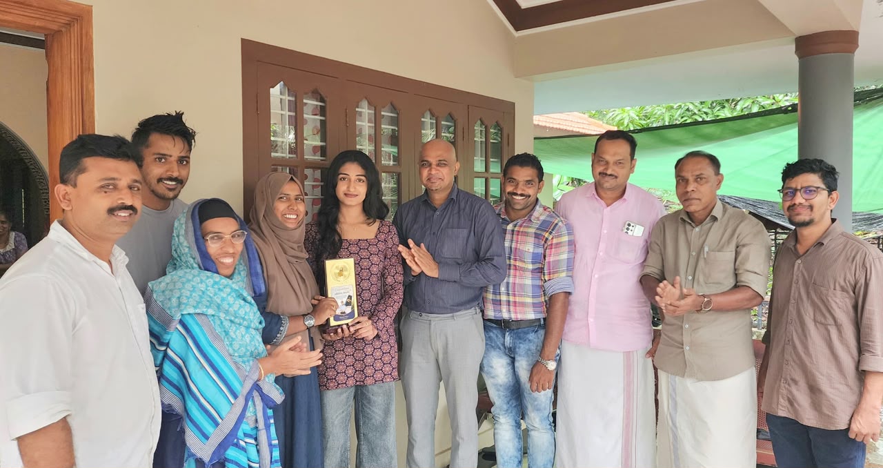 പ്രൈവറ്റ് പൈലറ്റ് ലൈസൻസ് സ്വന്തമാക്കിയ അഭിന മനുവിന് ജില്ലാ പഞ്ചായത്ത് മെമ്പറുടെ അനുമോദനം