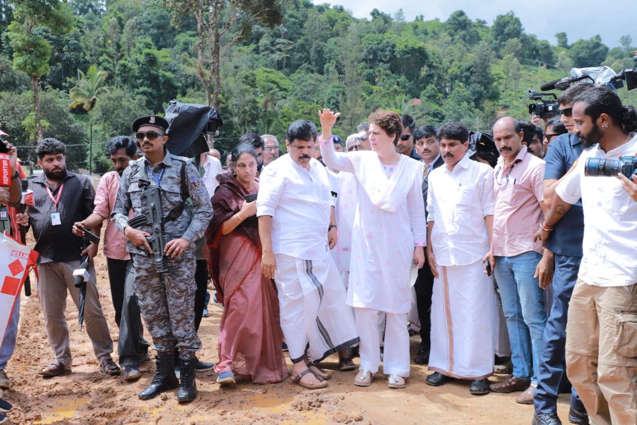 എം.പി പ്രിയങ്കഗാന്ധി കള്ളാടി മണ്ണിടിച്ചില്‍ മേഖല സന്ദര്‍ശിച്ചു