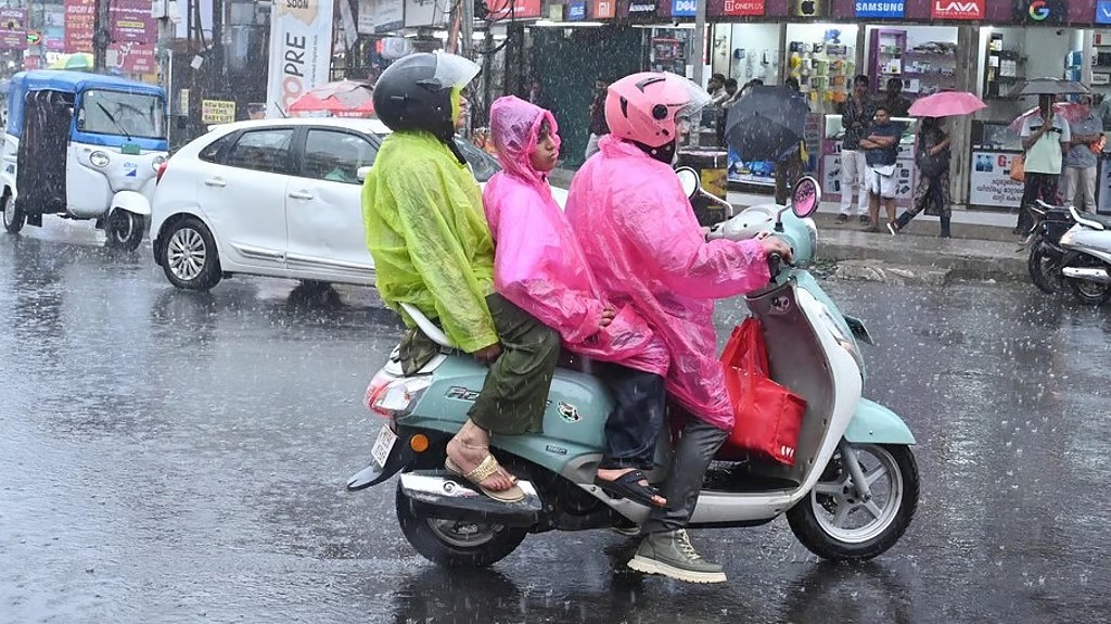 തീവ്ര ന്യൂനമര്‍ദ്ദം: മുന്നറിയിപ്പില്‍ മാറ്റം; ഇന്ന് ഏഴ് ജില്ലകളില്‍ ശക്തമായ മഴ, യെല്ലോ അലര്‍ട്ട്