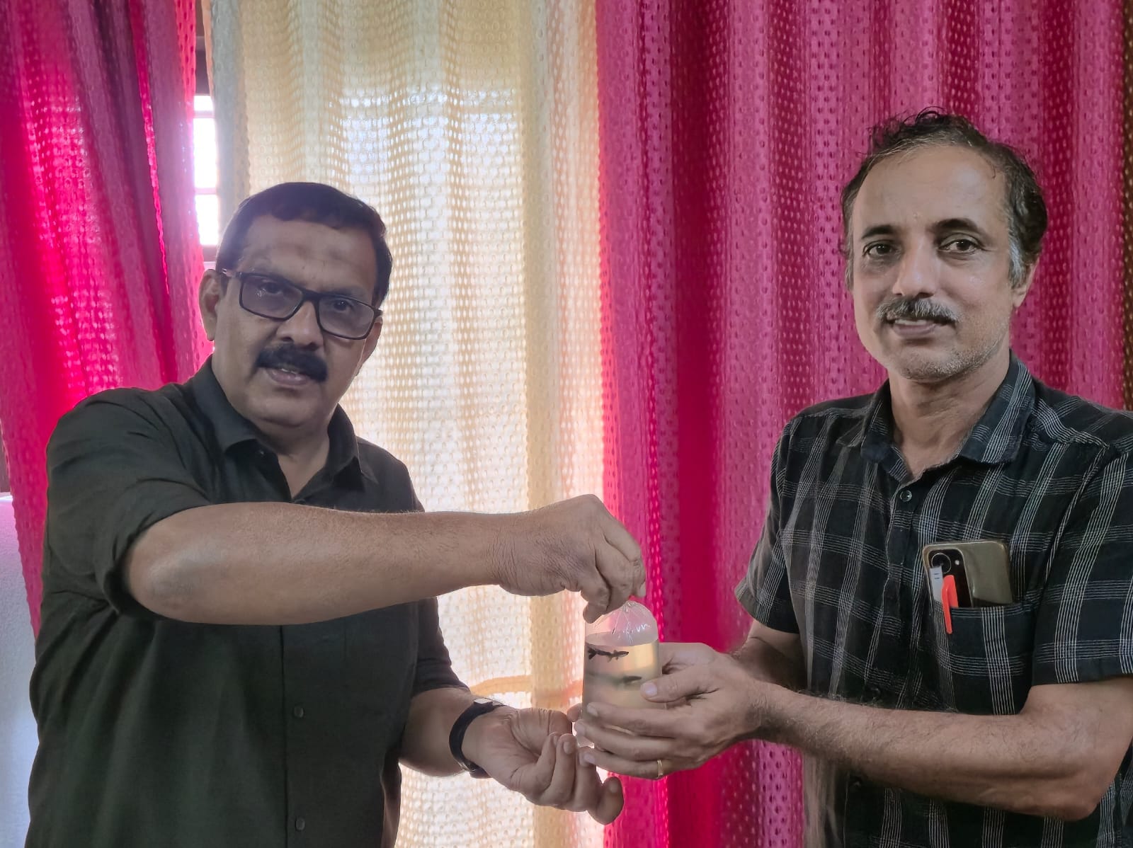 മഴക്കാല പകർച്ചവ്യാധി പ്രതിരോധം; കണിയാമ്പറ്റയിൽ ഗപ്പി മത്സ്യക്കുഞ്ഞുങ്ങൾ വിതരണം ചെയ്തു