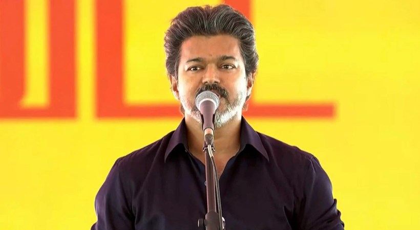 എല്ലാം ഉപേക്ഷിച്ച് ജനങ്ങള്‍ക്കായി വന്നവനാണ് ഈ വിജയ്! കുറ്റപ്പെടുത്തിയാല്‍ ഇറങ്ങി ഓടുമെന്ന് കരുതിയോ? വിജയ് കരൂരില്‍