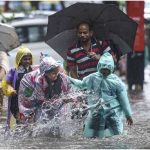 കനത്ത മഴ, റെഡ് അലേര്‍ട്ട്; രണ്ട് ജില്ലകളിലെ വിദ്യാഭ്യാസ സ്ഥാപനങ്ങള്‍ക്ക് നാളെ അവധി