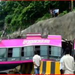 കുറ്റിപ്പുറത്ത് ബസ് കാറിന് മുകളിലേക്ക് മറിഞ്ഞ് അപകടം; ഒരാള്‍ മരിച്ചു; നിരവധി പേര്‍ക്ക് പരുക്ക്