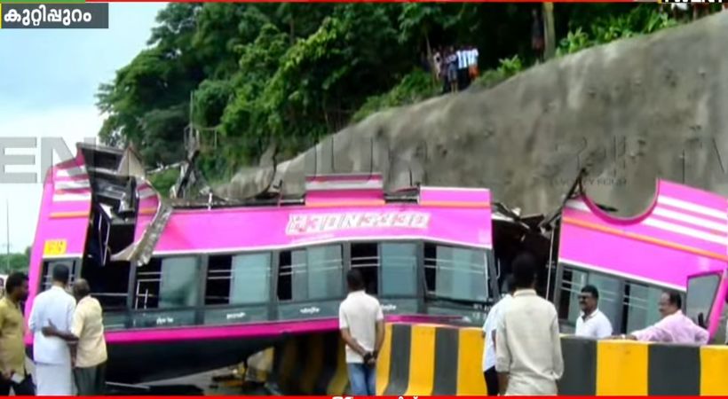 കുറ്റിപ്പുറത്ത് ബസ് കാറിന് മുകളിലേക്ക് മറിഞ്ഞ് അപകടം; ഒരാള്‍ മരിച്ചു; നിരവധി പേര്‍ക്ക് പരുക്ക്