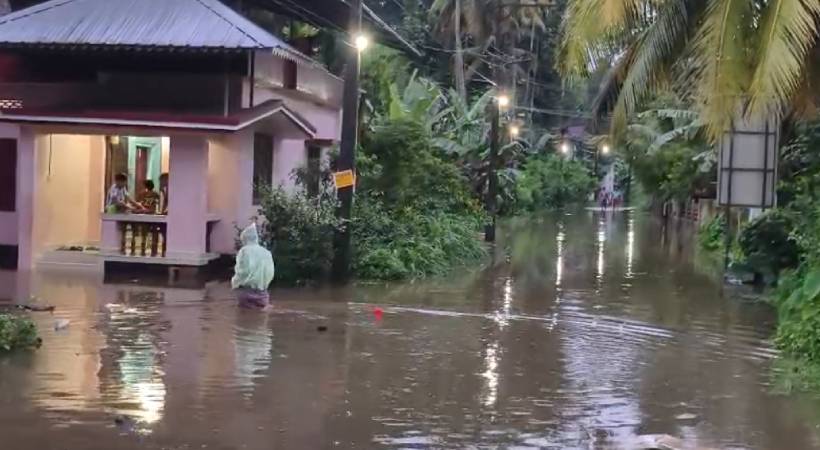 മഴക്കെടുതിയിൽ വലഞ്ഞ് ജനം: പലയിടത്തും വെള്ളക്കെട്ടും മണ്ണിടിച്ചിലും
