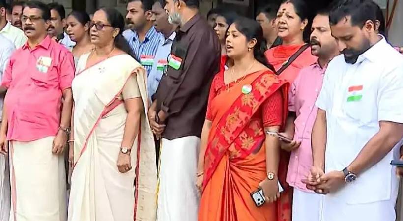 കോഴിക്കോട് ദേശീയഗാനവും വന്ദേമാതരവും ഒരേസമയം ആലപിച്ച സംഭവം: നിയമവശം പരിശോധിച്ച ശേഷം തുടർനടപടിയെന്ന് പൊലീസ്