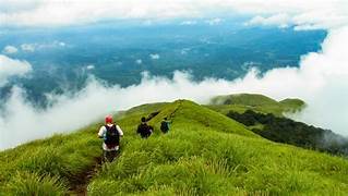കനത്ത മഴ: വിനോദസഞ്ചാര കേന്ദ്രങ്ങളിൽ നിയന്ത്രണം ഏർപ്പെടുത്താൻ നിർദേശം