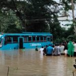 യാത്ര ക്കാരുടെ ജീവന് പുല്ലുവില; വെള്ളത്തിൽ മുങ്ങി ബസ് .ഡ്രൈവറുടെ നടപടി പ്രതിഷേധത്തിന് ഇടയാക്കി