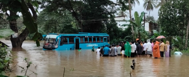 യാത്ര ക്കാരുടെ ജീവന് പുല്ലുവില; വെള്ളത്തിൽ മുങ്ങി ബസ് .ഡ്രൈവറുടെ നടപടി പ്രതിഷേധത്തിന് ഇടയാക്കി
